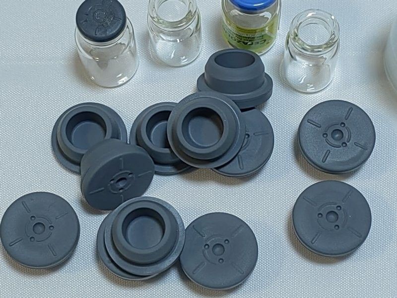 13 mm 32 mm gumowy wtykacz Szary Butyl Gumowy zatykacz medyczny do wstrzykiwań Szklane fiolki Szklane butelki do wlewu