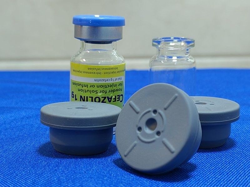 Zgodność z zasadami GMP 13mm 20mm 23mm 28mm 32mm Sterylna okrągła zatykacza z gumy butylowej medycznej do szklanych butelek do infuzji