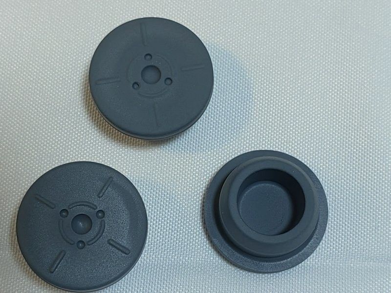 Zgodność z zasadami GMP 13mm 20mm 23mm 28mm 32mm Sterylna okrągła zatykacza z gumy butylowej medycznej do szklanych butelek do infuzji